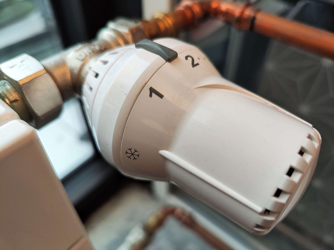 Bild zeigt das Thermostat an einem älteren Gasheizkörper, leichte Aufsicht